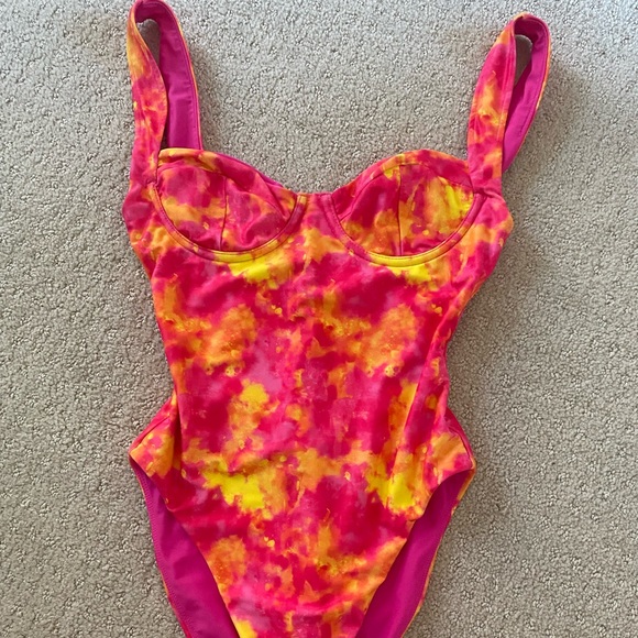 LOVERS AND FRIENDS Talie One Piece in Tie Dye - Picture 4 of 6